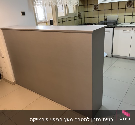בניית מזנון למטבח מעץ בציפוי פורמייקה. 